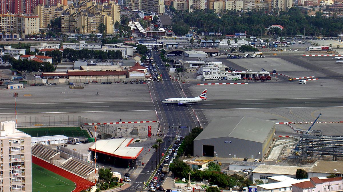 Необычные аэропорты мира. North Front, Гибралтар
