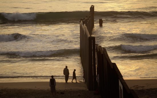 Границы государств. Забор на границе США и Мексики