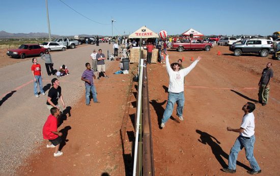 Границы государств. Игра в волейбол через пограничный забор