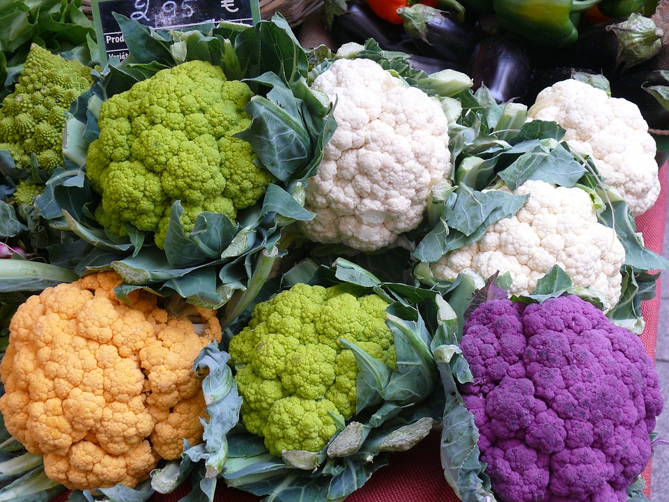Необычные овощи. Разноцветная цветная капуста