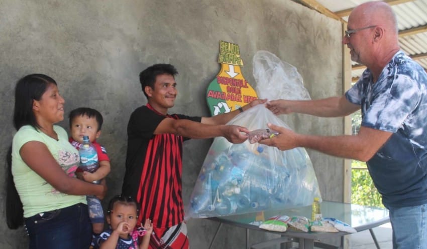 В обмен на пластиковые бутылки Безу дает людям рис и бобы