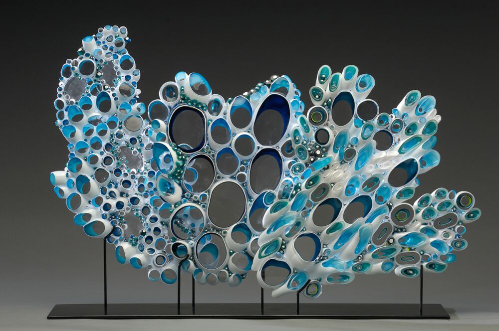 Семейный дуэт Пол ДеСомма и Марша Блейкер в своей студии в Калифорнии создает великолепные произведения из стекла. Их стеклянные скульптуры (некоторые из них выполнены в форме вазы), вдохновлённые морскими волнами, выглядят настолько реалистично, что при приближении кажется, будто вода вот-вот плеснёт вам в лицо.