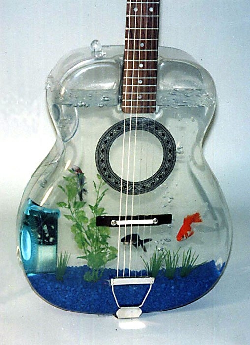 Стильные и необычные аквариумы. Аквариум гитара