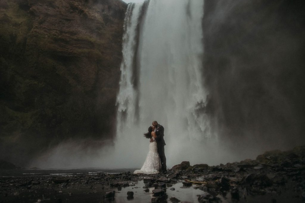 Свадебные фотографии. На фоне водопада