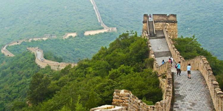 Великая китайская стена крупнейший памятник архитектуры 