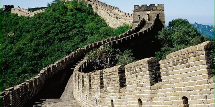 Толщина Великой стены в основном около 5-8 метров