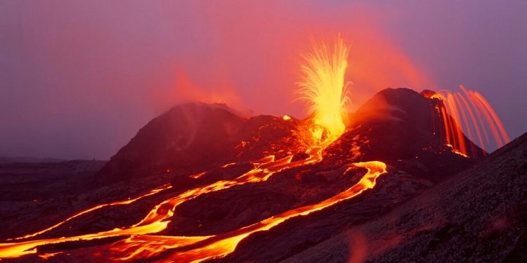 Активный щитовидный вулкан с кальдерой длиной 4 км