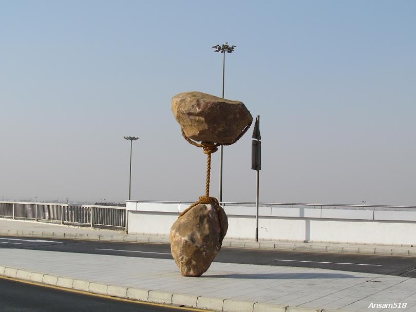 Камень находящийся на воздухе. Скульптура из камня Смабана Аббаса в международном аэропорту Каира. Летающий камень Смабан Аббас. Висячий камень в Иерусалиме. Камень висящий в воздухе в Иерусалиме.
